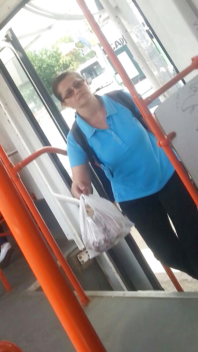 Espía viejo + joven en autobús, tranvía y metro rumano
 #33981397