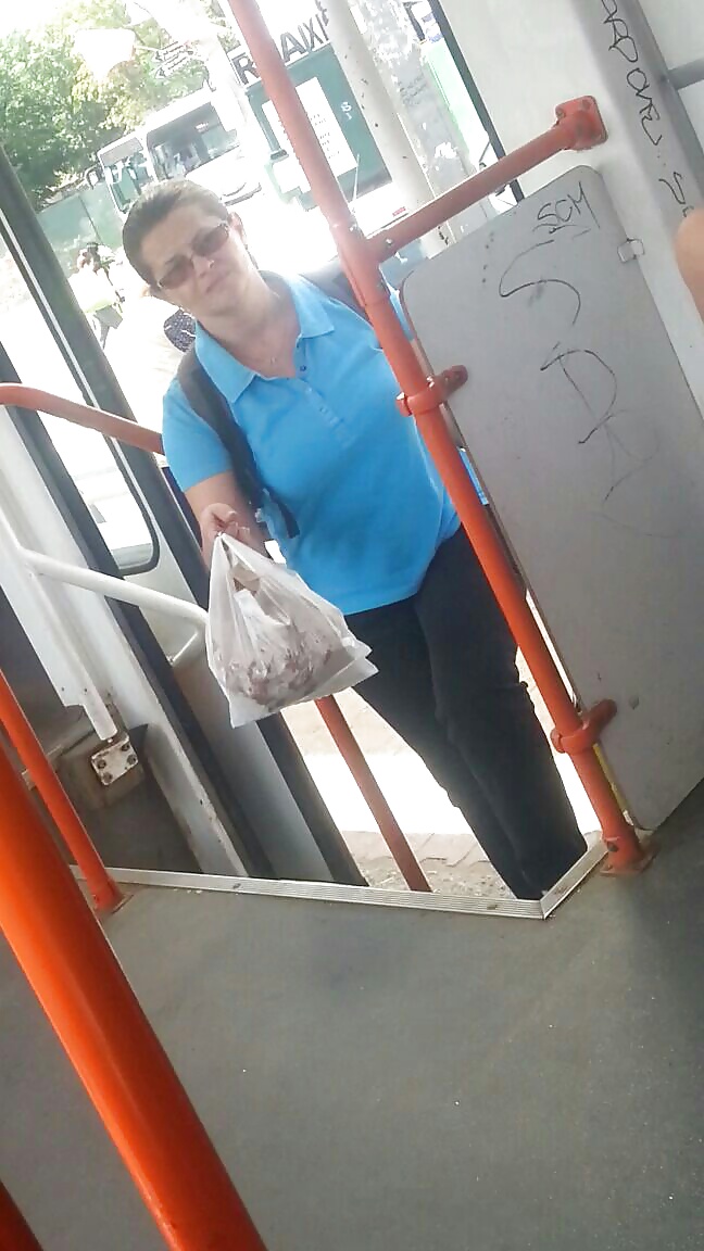 Espía viejo + joven en autobús, tranvía y metro rumano
 #33981399