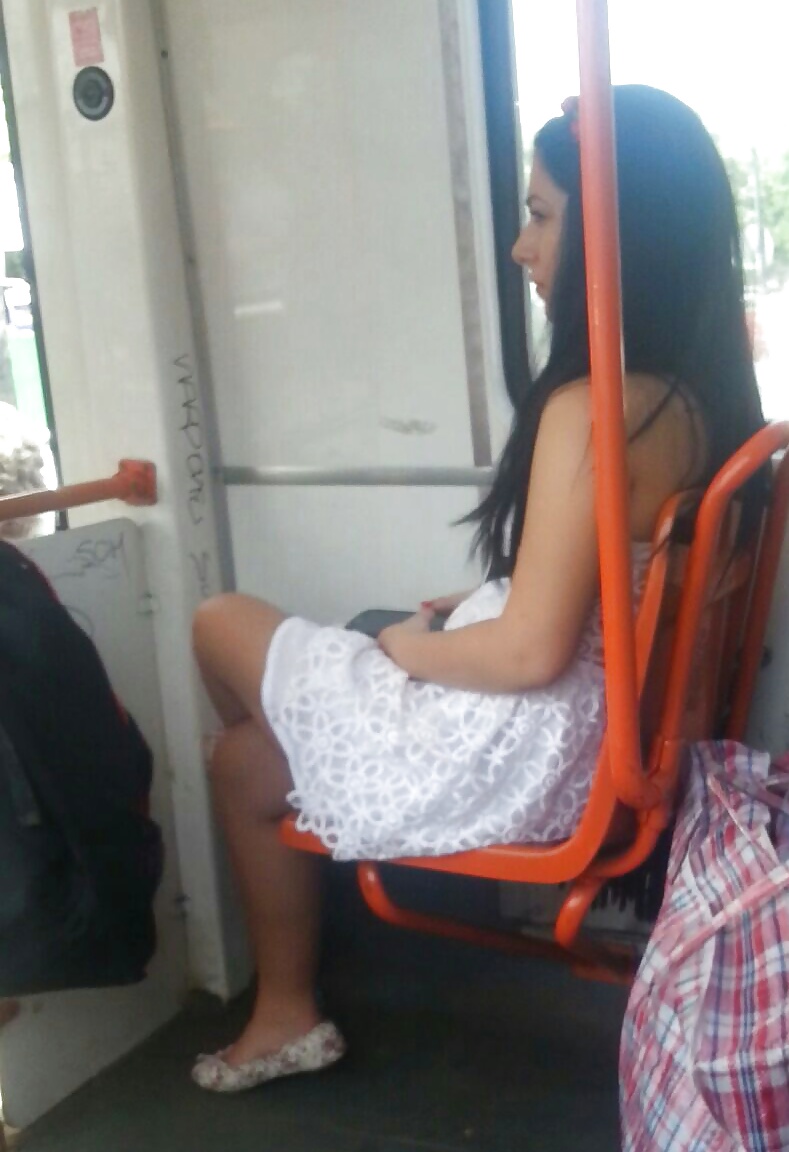 Espía viejo + joven en autobús, tranvía y metro rumano
 #33981406