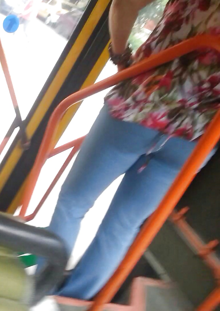 Spion Alt + Jung In Bus, Straßenbahn Und U-Bahn-rumänisch #33981422