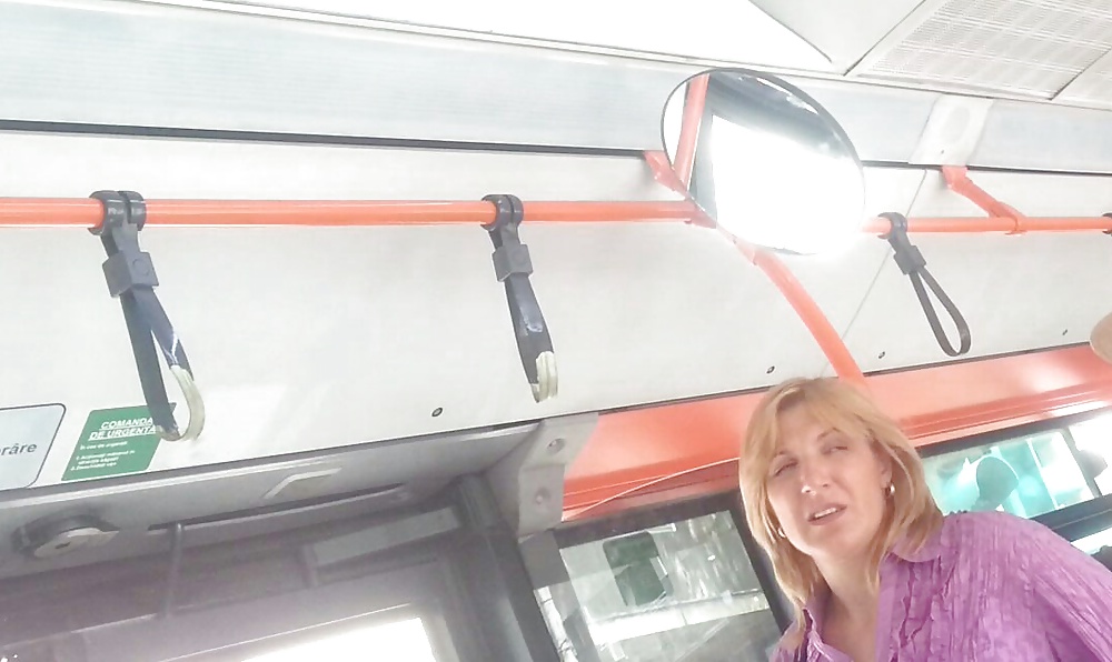 Espía viejo + joven en autobús, tranvía y metro rumano
 #33981446