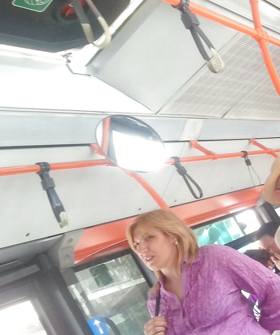 Espía viejo + joven en autobús, tranvía y metro rumano
 #33981448