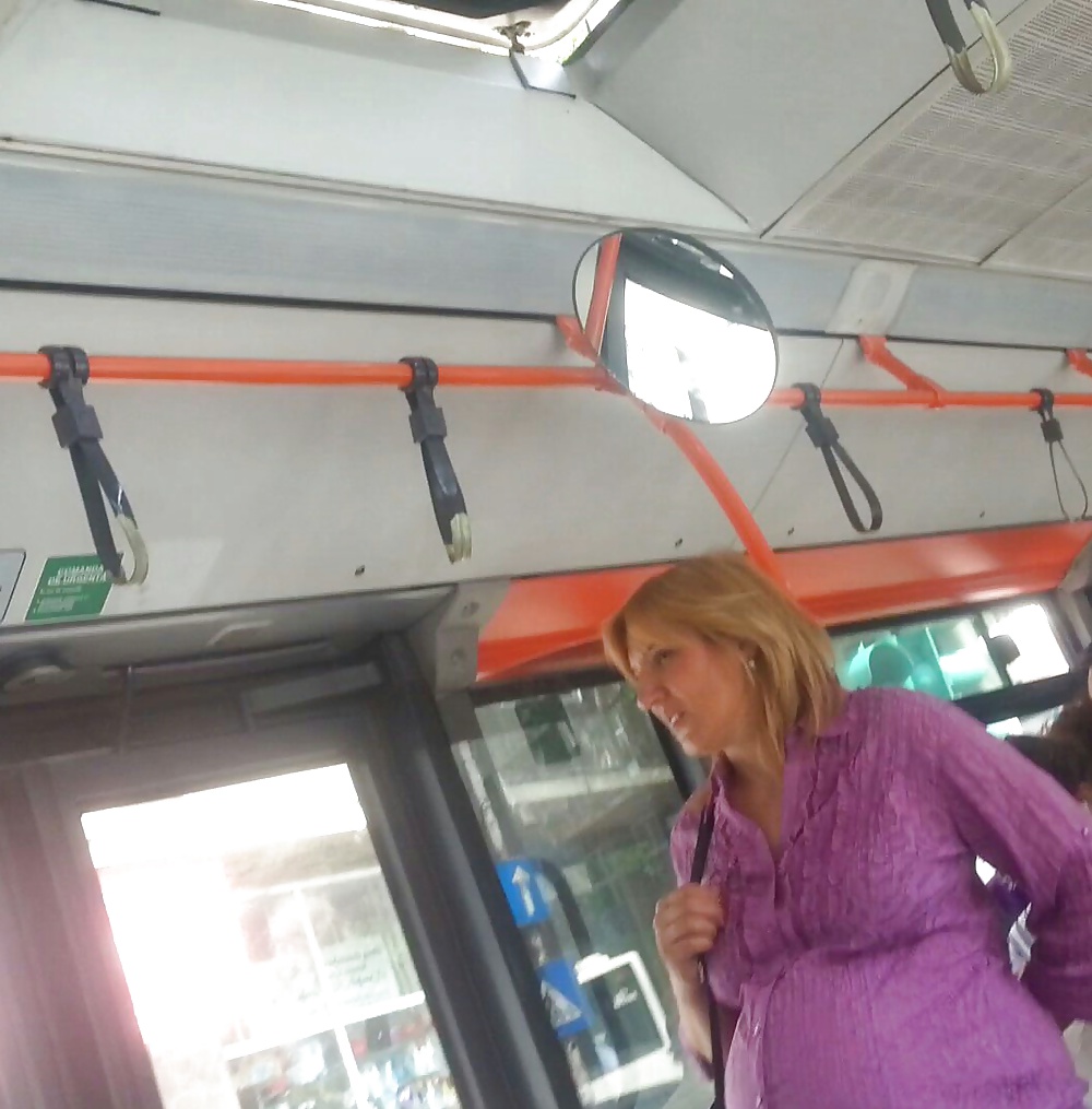 Espía viejo + joven en autobús, tranvía y metro rumano
 #33981453