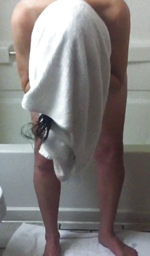 Tomando una ducha con mi perra
 #34980707