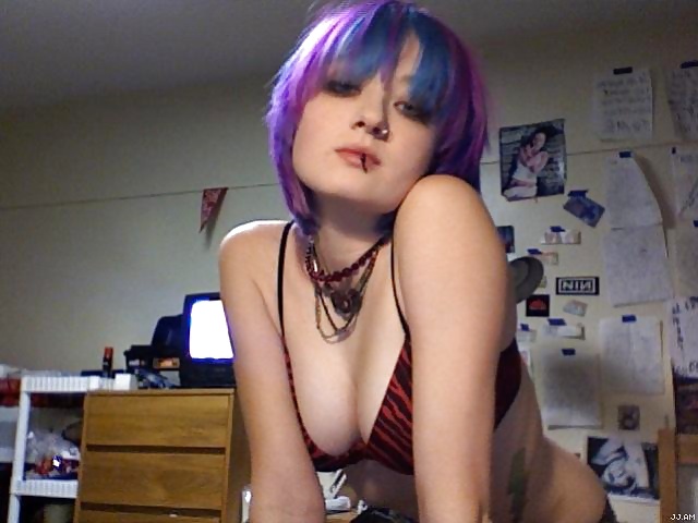 Caldo amatoriale goth viola capelli tette webcam
 #40294766