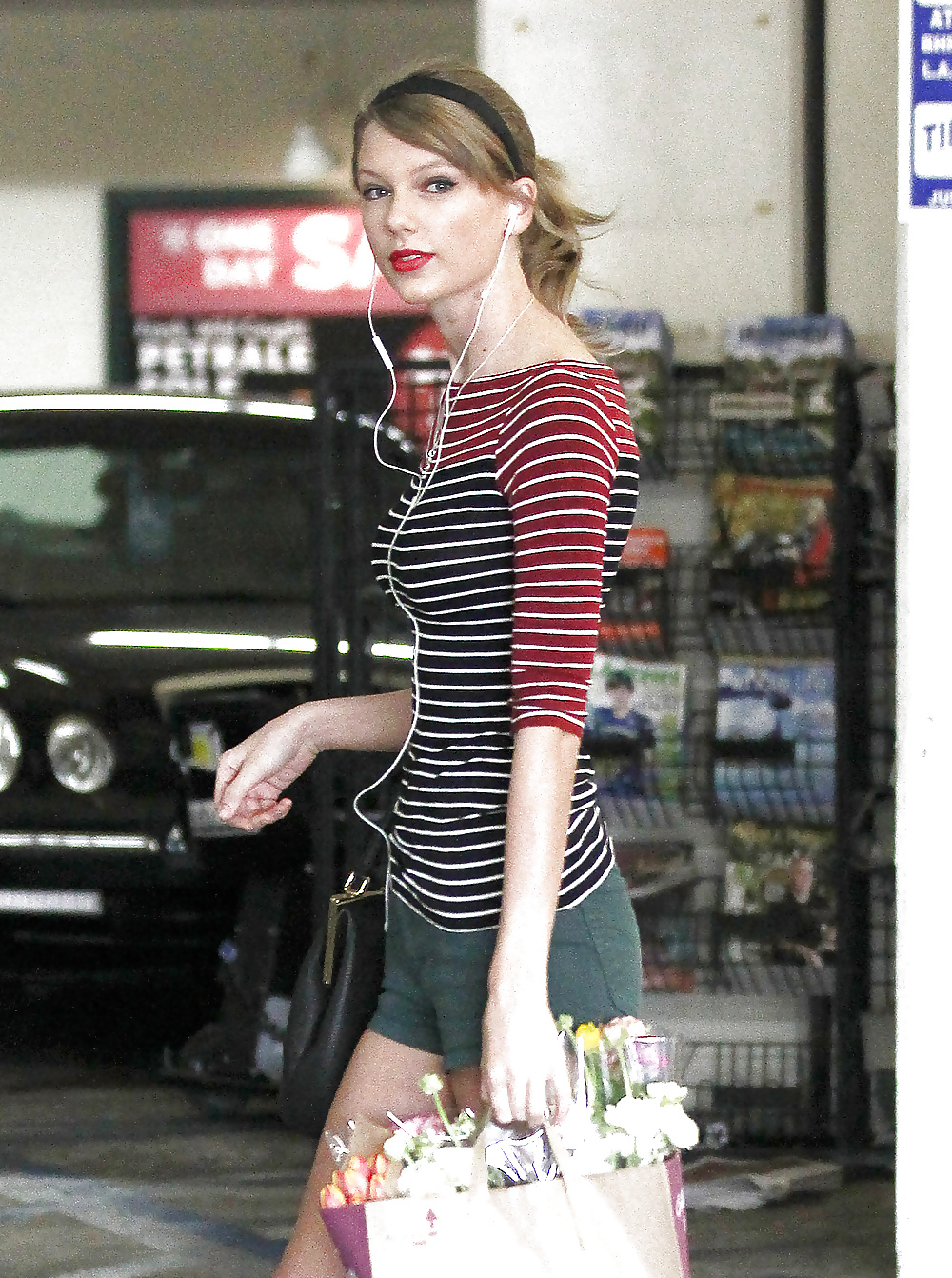 Taylor swift compras de comestibles en pantalones cortos de jean apretado
 #26967466