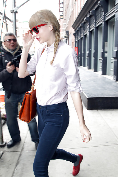 Taylor swift compras de comestibles en pantalones cortos de jean apretado
 #26967481