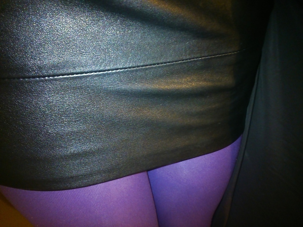 Piedi e gambe in calze viola, vestito di pelle e tacchi
 #33525449