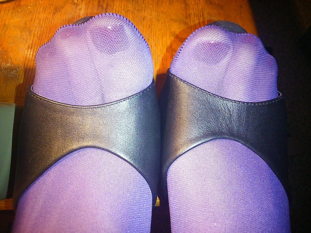 紫のストッキング、革のドレスとヒールを履いた足と脚
 #33525469