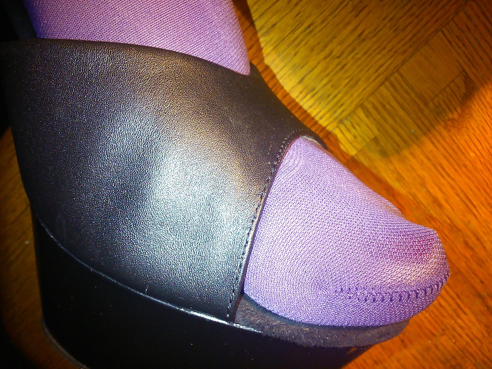 Piedi e gambe in calze viola, vestito di pelle e tacchi
 #33525475