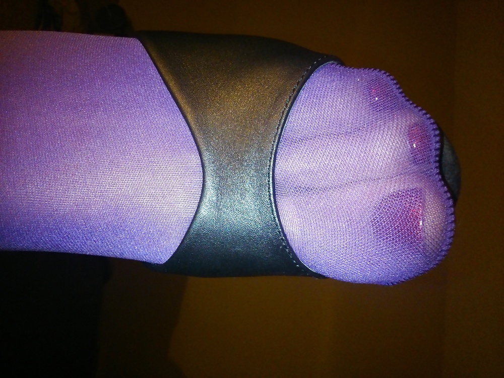 紫のストッキング、革のドレスとヒールを履いた足と脚
 #33525494