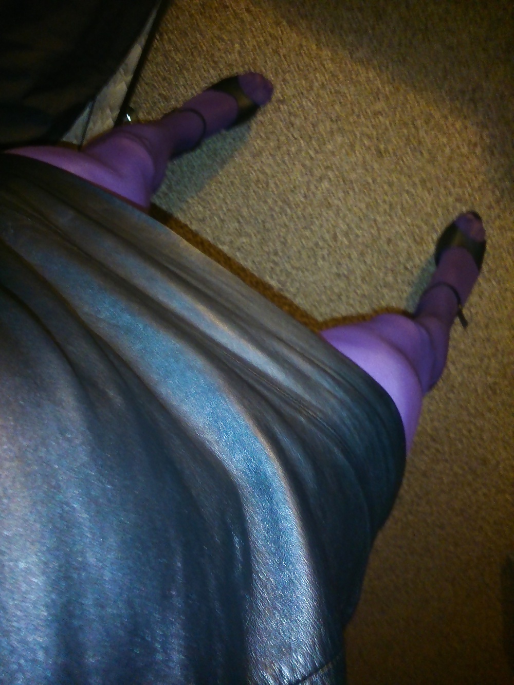 Piedi e gambe in calze viola, vestito di pelle e tacchi
 #33525514