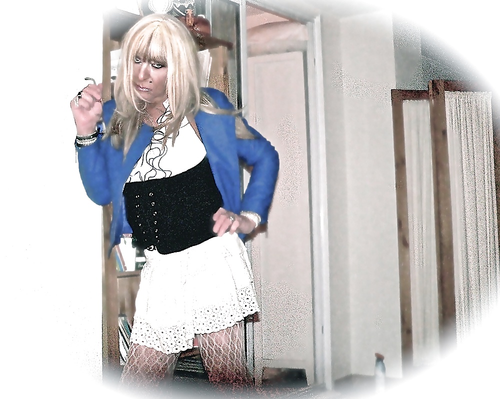 髪の毛の中に入っている瓶のようなもの
 #39771909