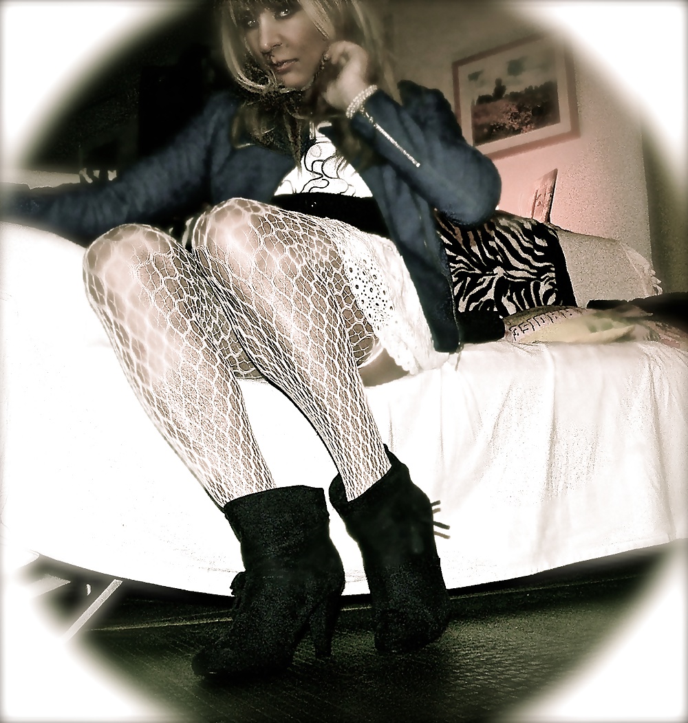 髪の毛の中に入っている瓶のようなもの
 #39771927