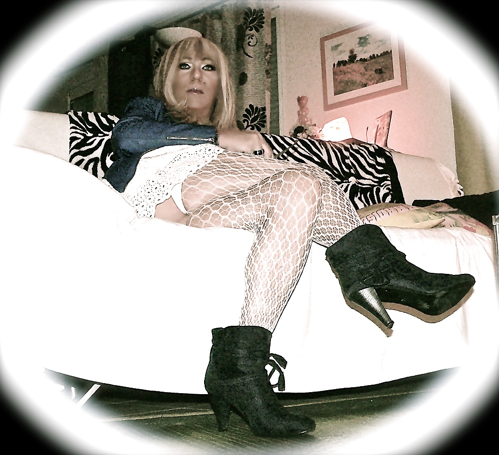 髪の毛の中に入っている瓶のようなもの
 #39771940