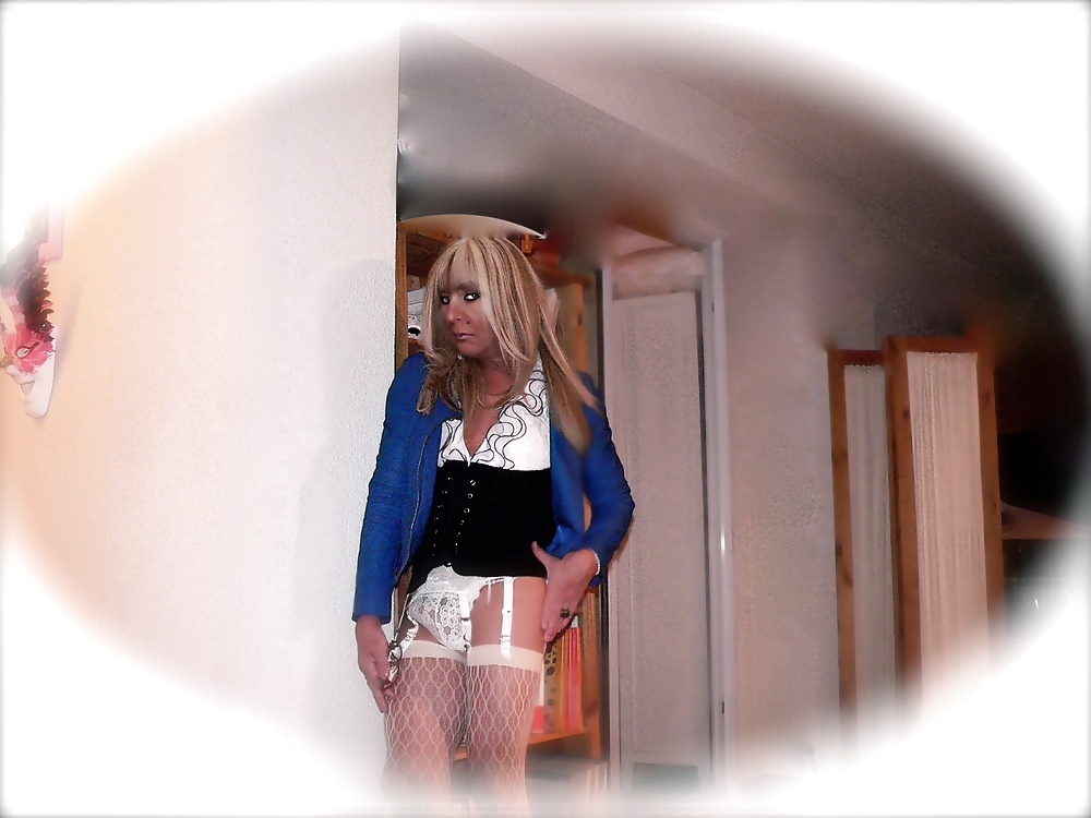 髪の毛の中に入っている瓶のようなもの
 #39771948