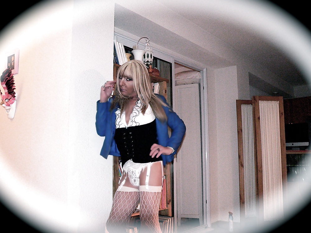 髪の毛の中に入っている瓶のようなもの
 #39772009