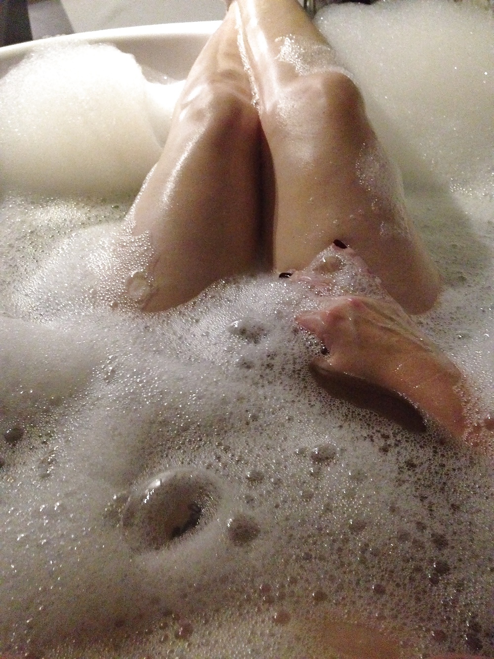 Bagno di bolle sexy che mi bagna le tette, la figa e le gambe 
 #31006802