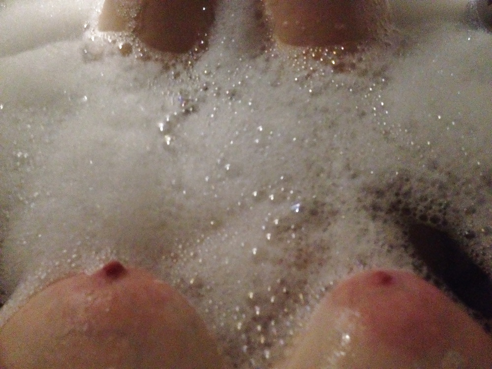 Bagno di bolle sexy che mi bagna le tette, la figa e le gambe 
 #31006817