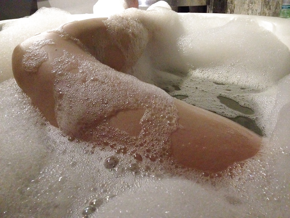 Bagno di bolle sexy che mi bagna le tette, la figa e le gambe 
 #31006825