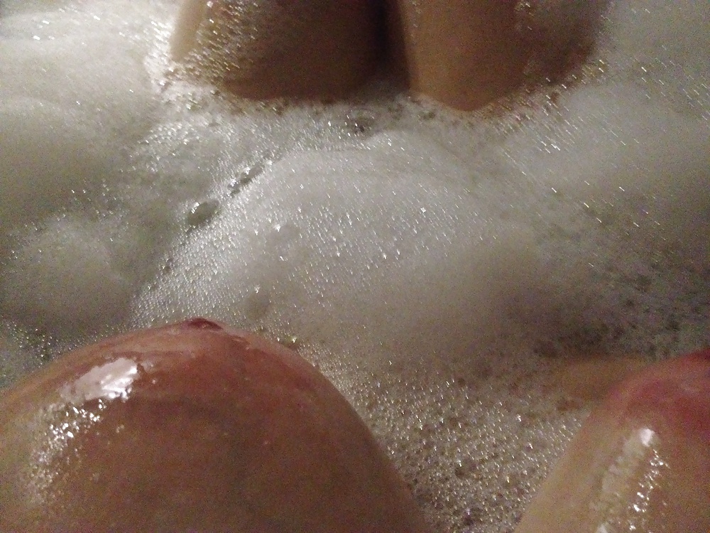 Tiempo de baño de burbujas sexy bañando mis tetas, coño y piernas 
 #31006829