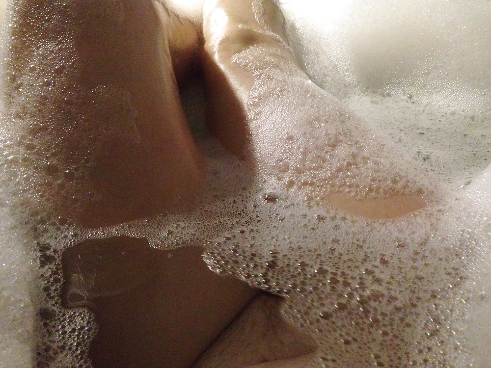 Tiempo de baño de burbujas sexy bañando mis tetas, coño y piernas 
 #31006833