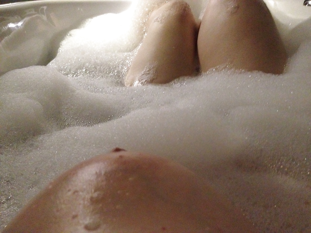 Tiempo de baño de burbujas sexy bañando mis tetas, coño y piernas 
 #31006840