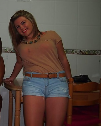 Rubia con dos razones
 #25898203