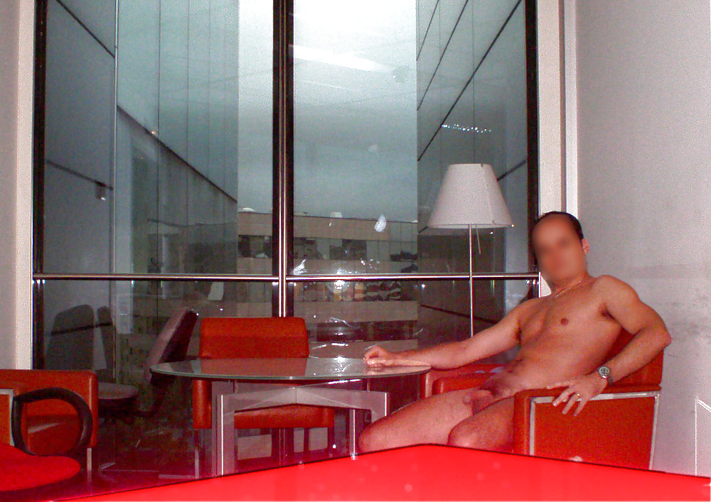 Seul au bureau #34921617