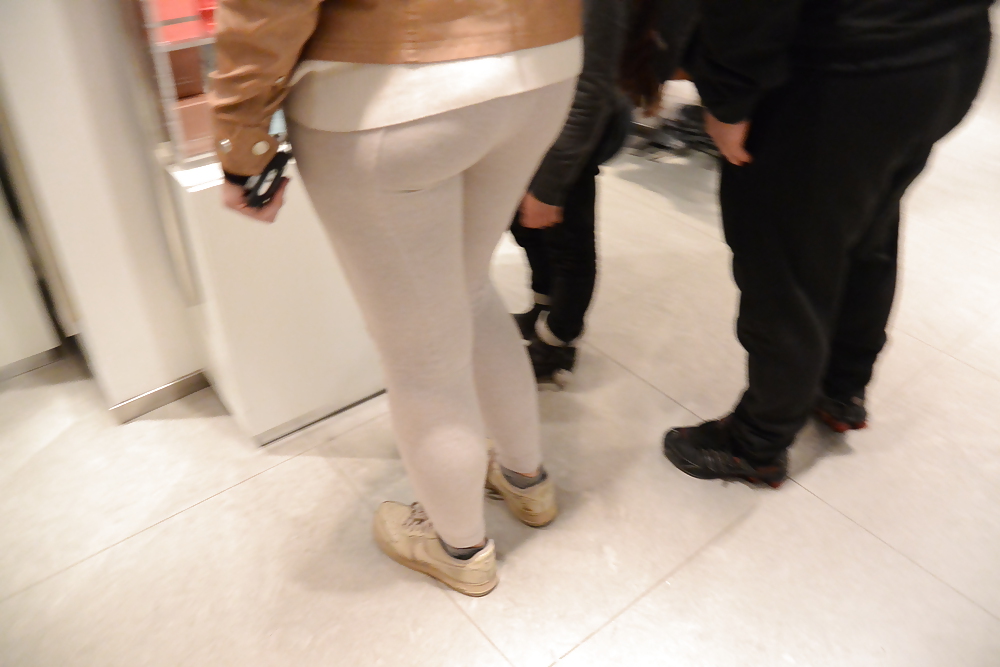 通りのお尻の写真
 #24630339