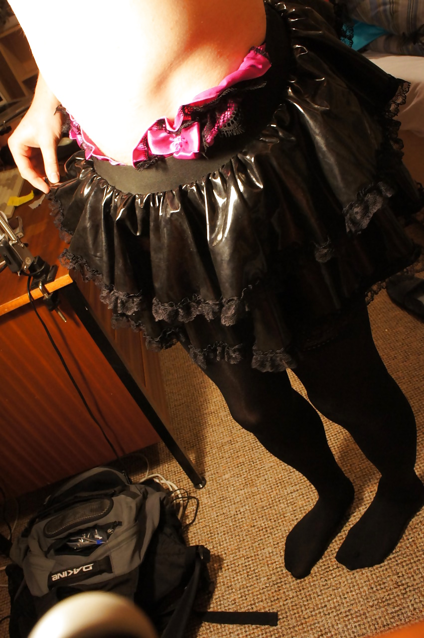 Moi Sandra Crossdressing Dans La Jupe De PVC Et Culotte Rose #27185241