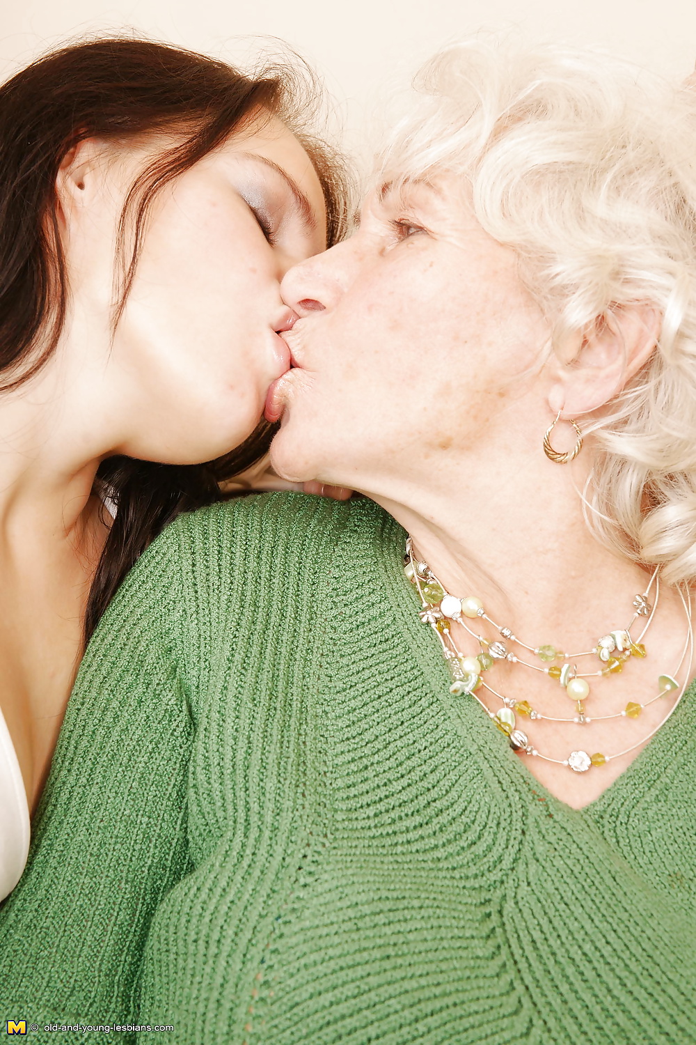 Vieja abuela norma follada por dos jóvenes lesbianas parte 3
 #27855170