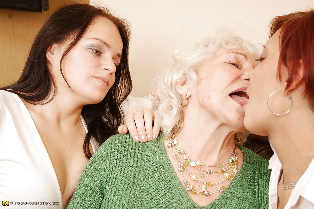 Vieux Norma Grand-mère Baisée Par Deux Jeunes Lesbiennes Partie 3 #27855180