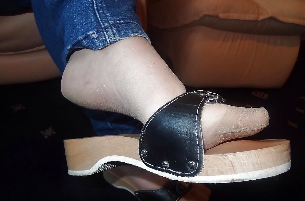 Piedi coperti di nylon, scarpa di legno
 #40626285
