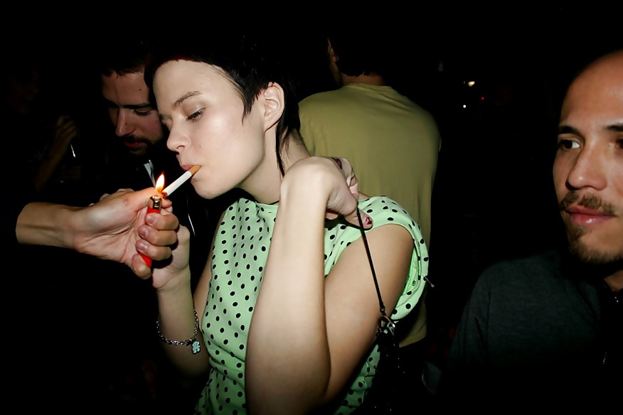 Hembras fumadoras
 #25785890