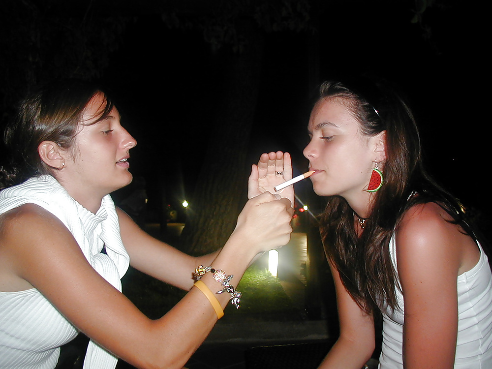 Hembras fumadoras
 #25786031