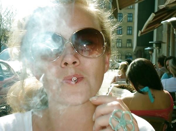 Hembras fumadoras
 #25786048