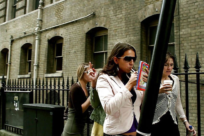 Hembras fumadoras
 #25786084