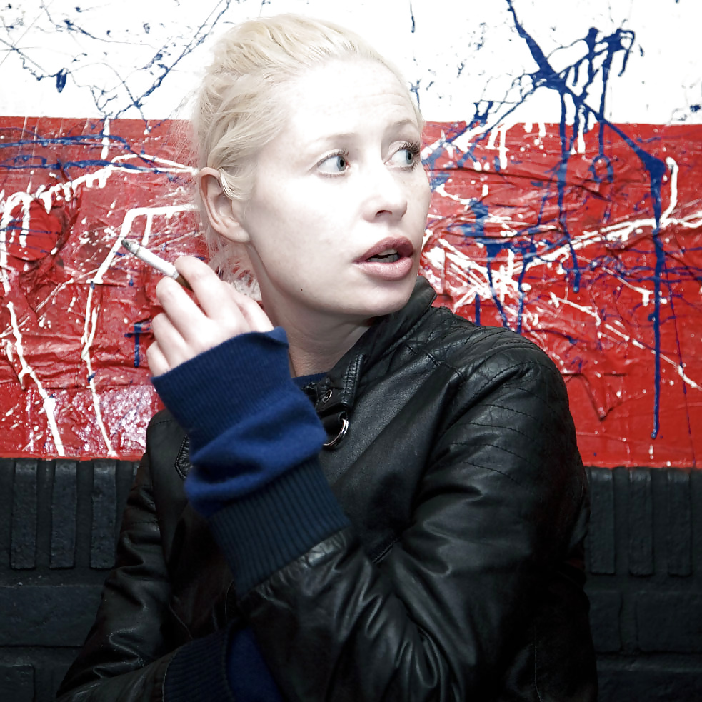 Hembras fumadoras
 #25786154