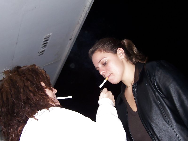 喫煙者の女性
 #25786259