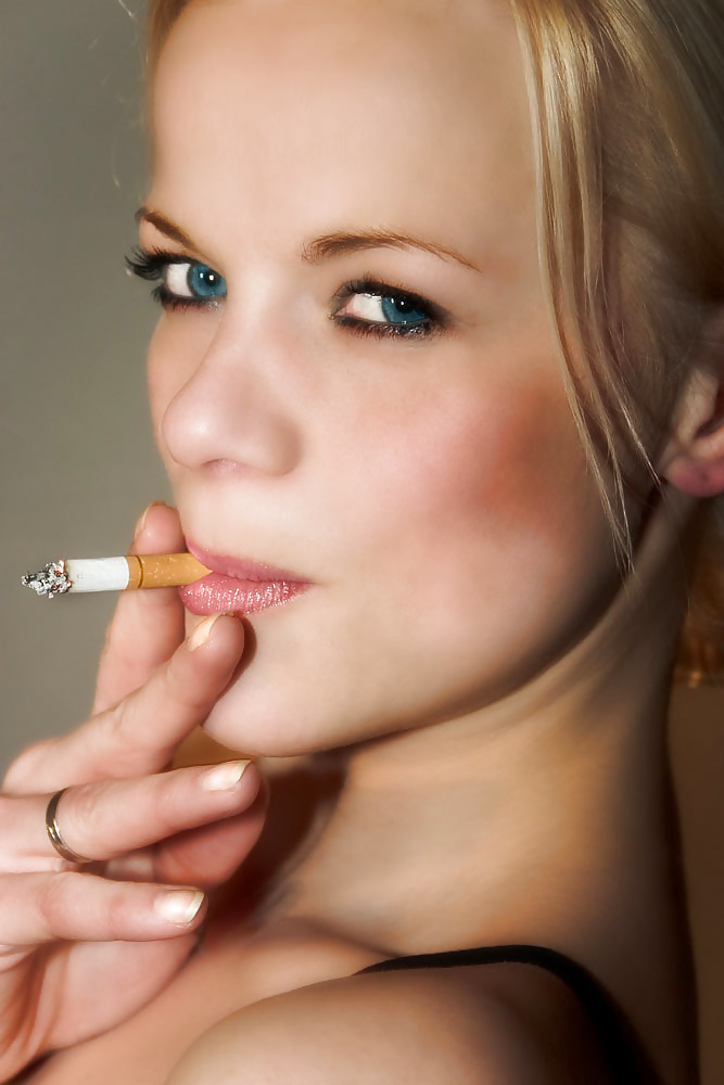 Hembras fumadoras
 #25786568