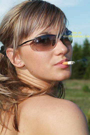 喫煙者の女性
 #25787008