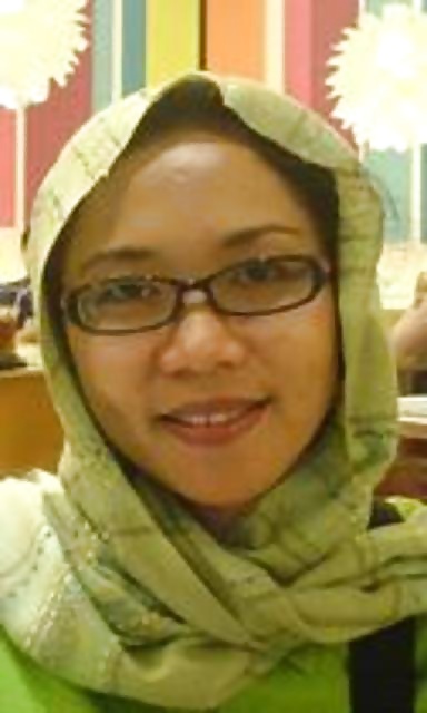 Indonesia- tante berjilbab
 #33136743