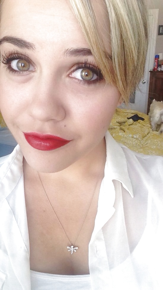 Red lipstick is always a nice touch #27292575