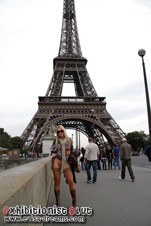 Flashing in public in Paris #32078747