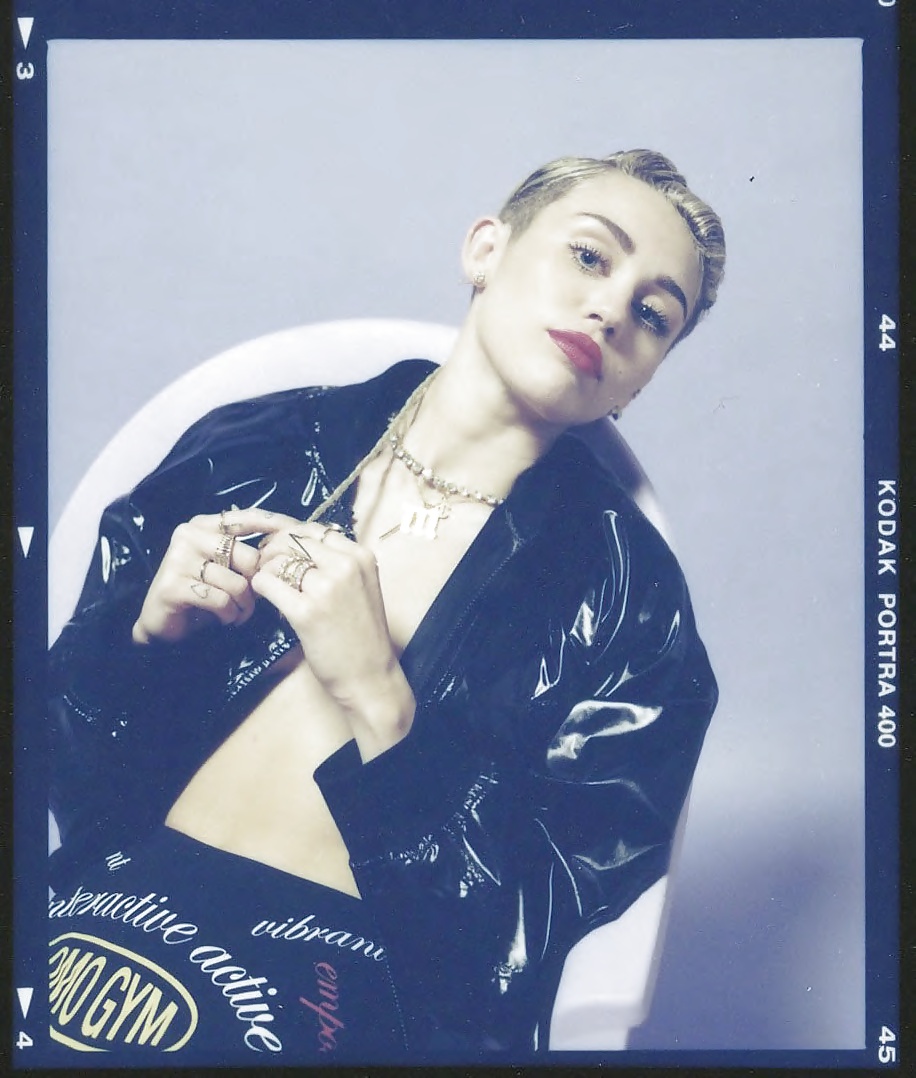 Miley Cyrus - Outtakes Bangerz De Photoshoot #34021053