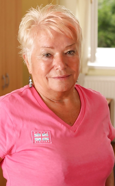 Omas angezogen 2
 #22991619