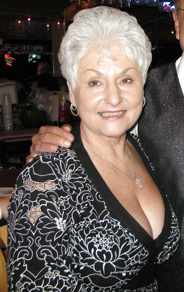 Omas angezogen 2
 #22991646