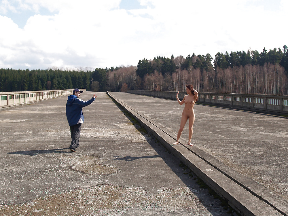 Mongolische Huhn-Frau Agy In Der Öffentlichkeit Zu Blinken #26064037