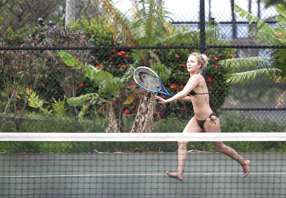 Hayden Panettiere Spielt Tennis In Einem Bikini #37268619